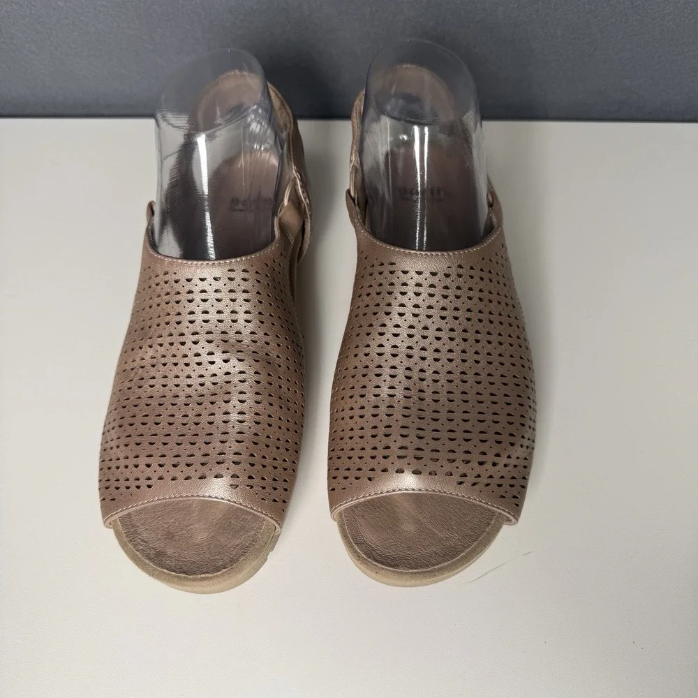 Earth Brand Rose Gold Ankle Strap Leather Sandals Women's Size 8.5M
